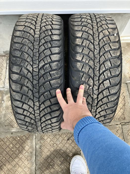 2 броя зимни гуми Kumho 205 45 17 с борд