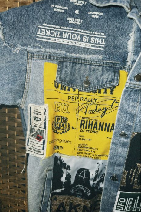 Джинсовая куртка с принтами.