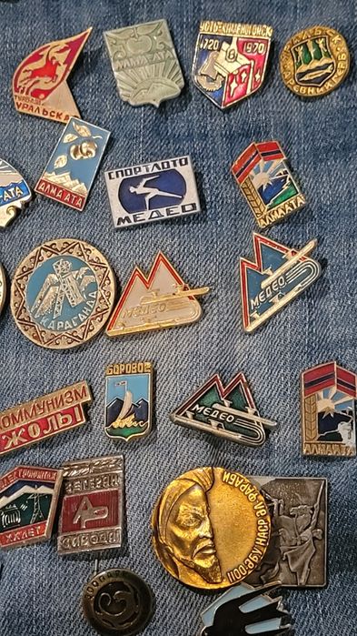 Продам значки тематические