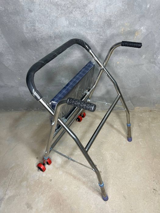 Ходунок  для инвалидов с мягким сиденем