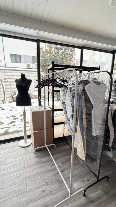 Afacere la cheie: stoc haine NOI + standere+manechin