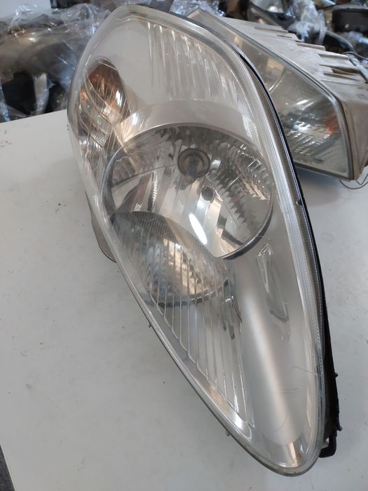 Far dreapta stanga Fiat Punto european