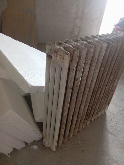 Vând 2 calorifere de fonta