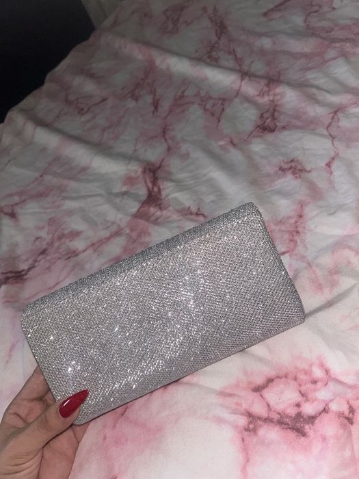 Продавам чанти- оригинална на Guess и сребриста подходяща за официални събития