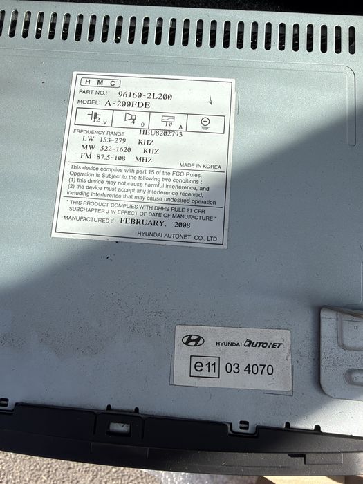 HYUNDAI I30 (2008 - 2012) Централна конзола с жабка + радио / MP3 / CD
