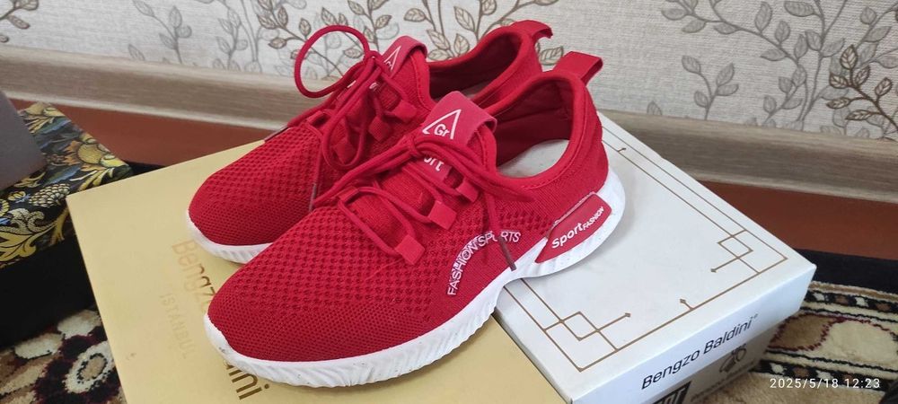 Очень удобные, стильные кроссовки. состояние почти новое