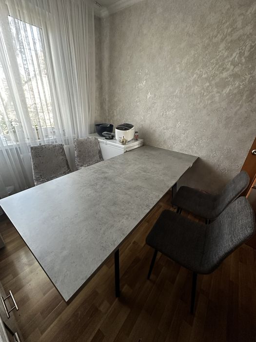Продам кухонный стол с 6 стульями