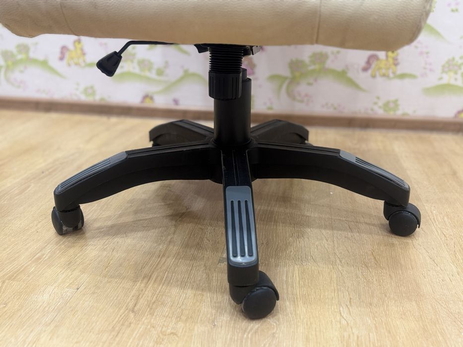 Офисное мягкое кресло