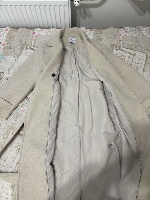 Бежово палто Bershka