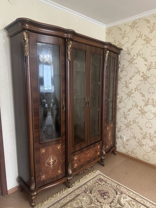 Шкаф-витрина в хорошем состоянии