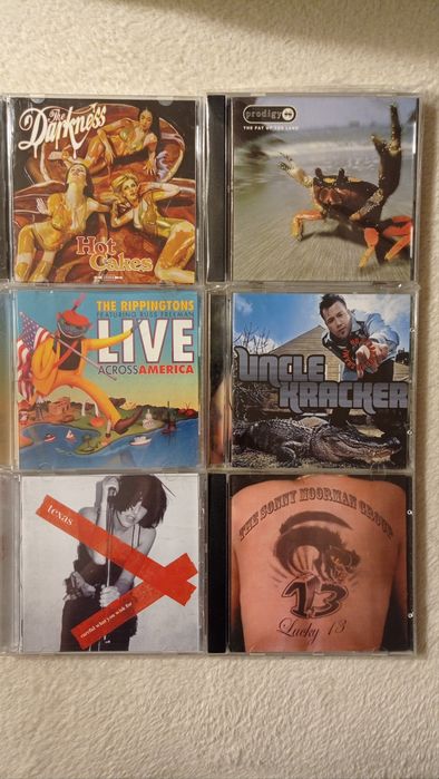 CD диски с музыкой разных направлений.