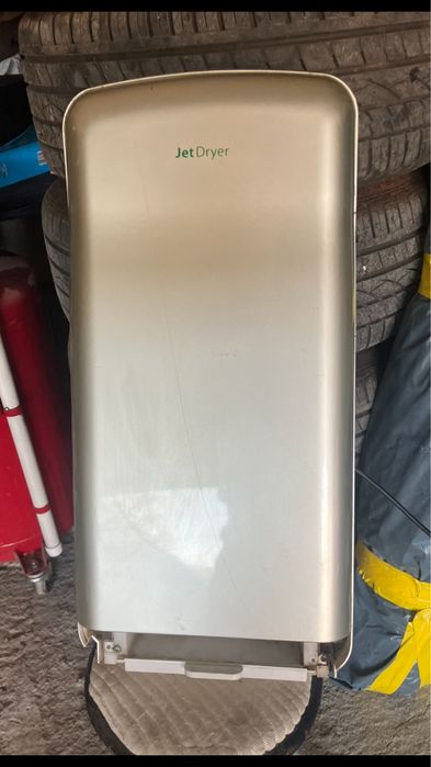 Стенен сешоар за ръце