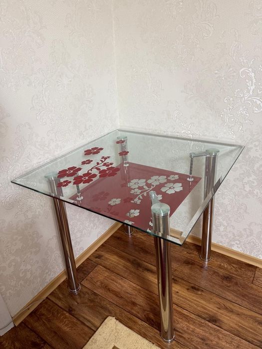 Стеклянный  стол