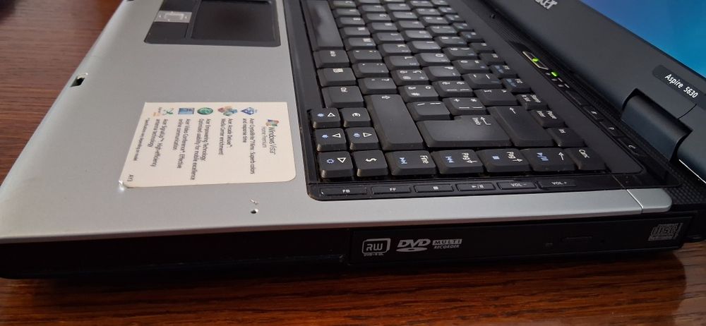 Laptop marca Acer, gri