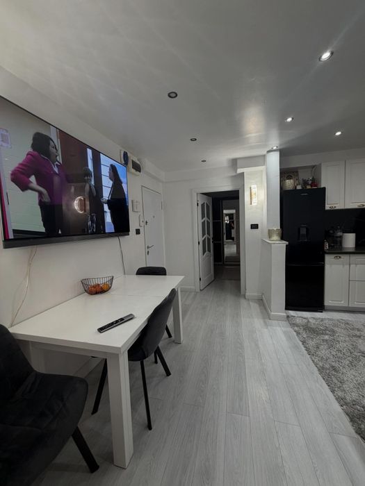 Vând apartament mobilat