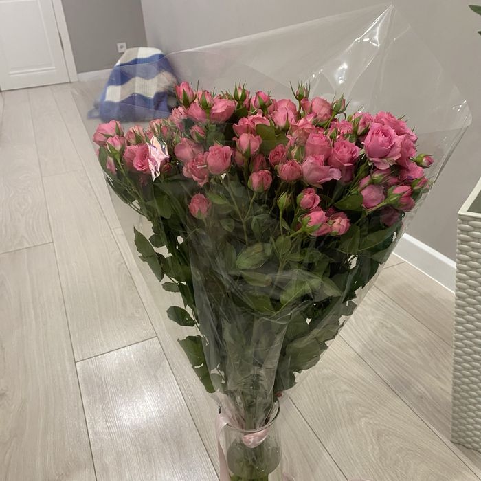 Букет свежих  кустовых роз