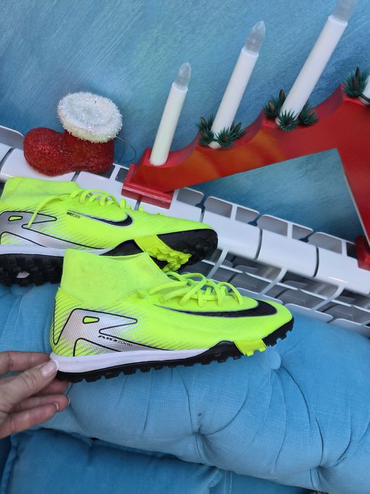 Продавам футболни обувки за момче