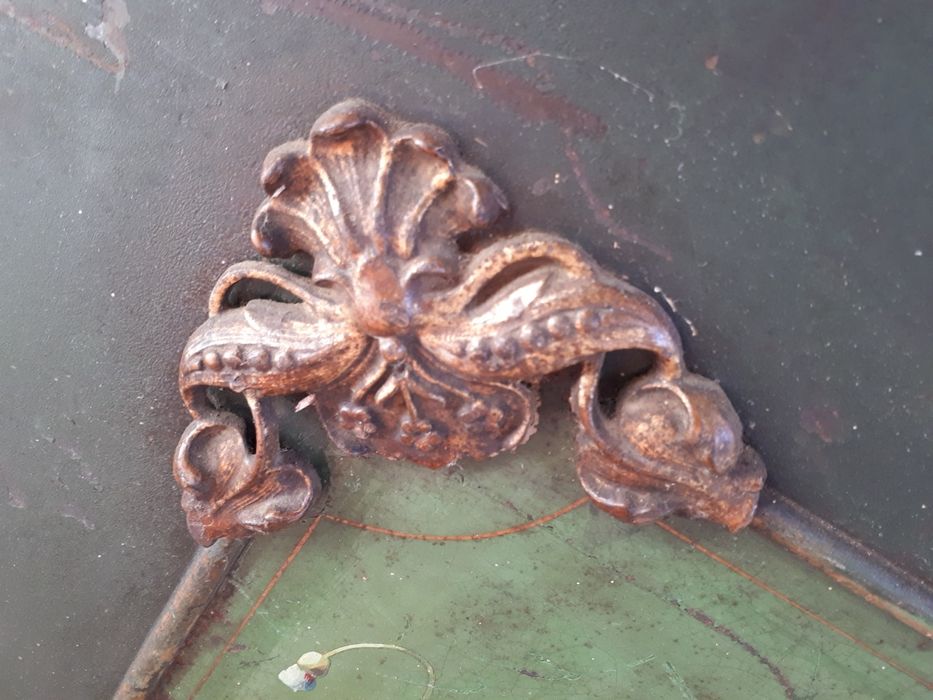 Рисувано легло с бронз.