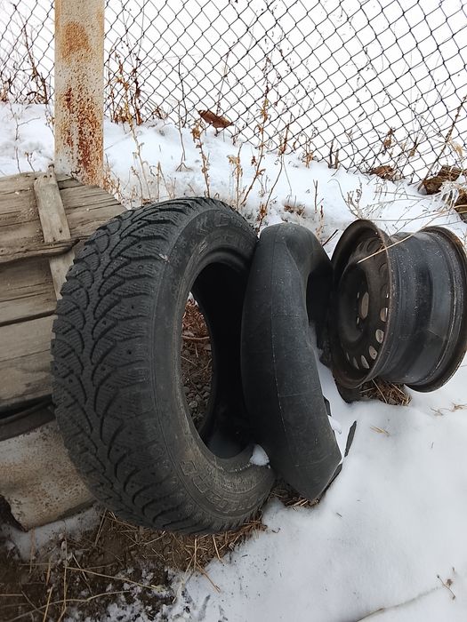 Запаска диск и шипованный шина