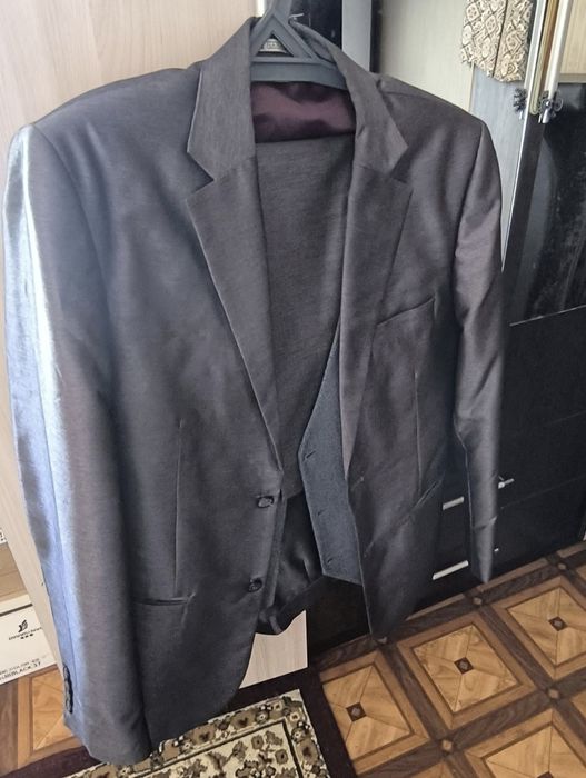 Продам мужской костюм. Цвет серый. Новый. Размер 46.