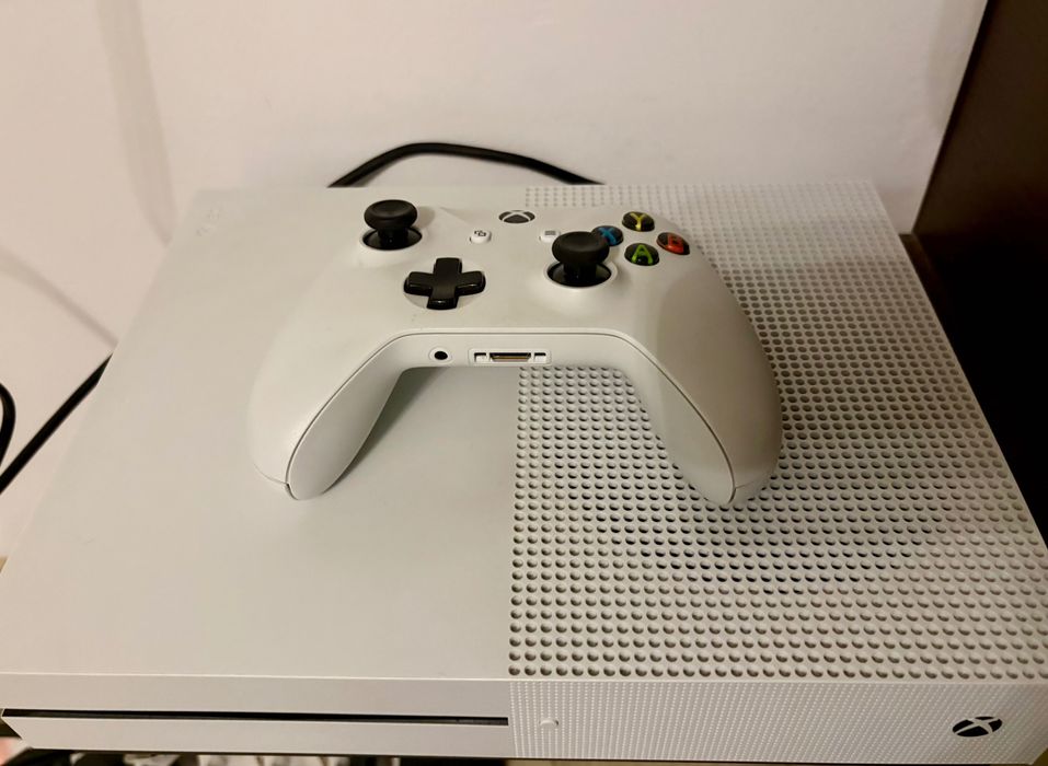 Consolǎ Xbox One S (1 TB) şi controller în stare excelentă