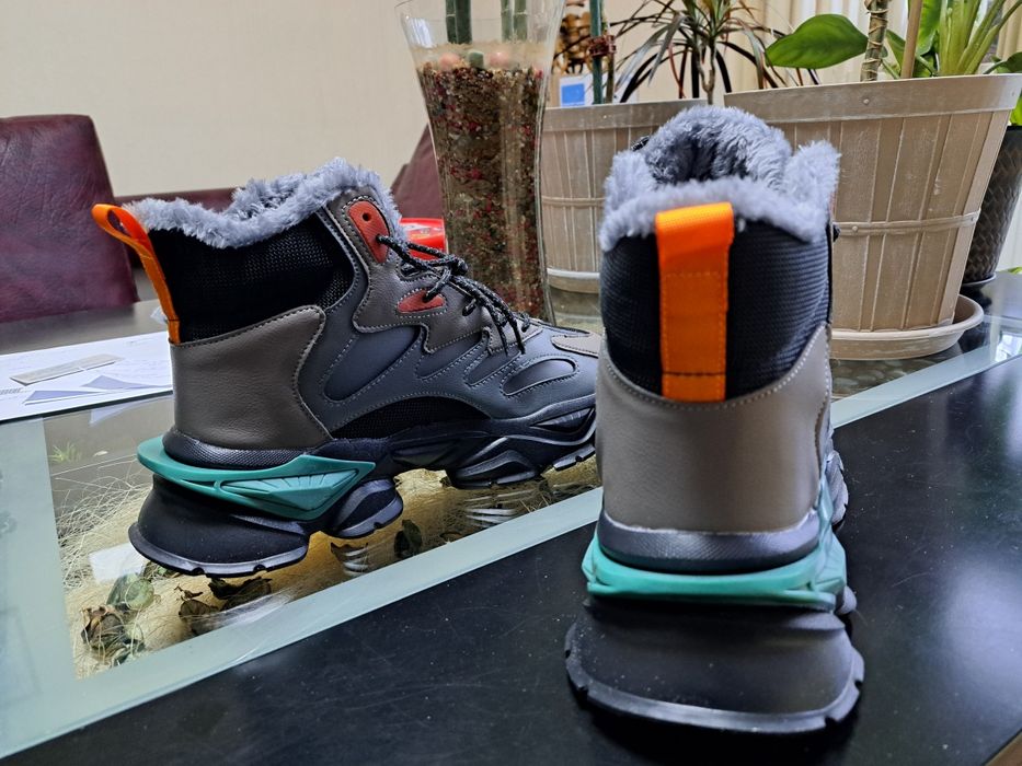 Продавам уникален модел мъжки маратонки чисто нови 43 и 44 номер