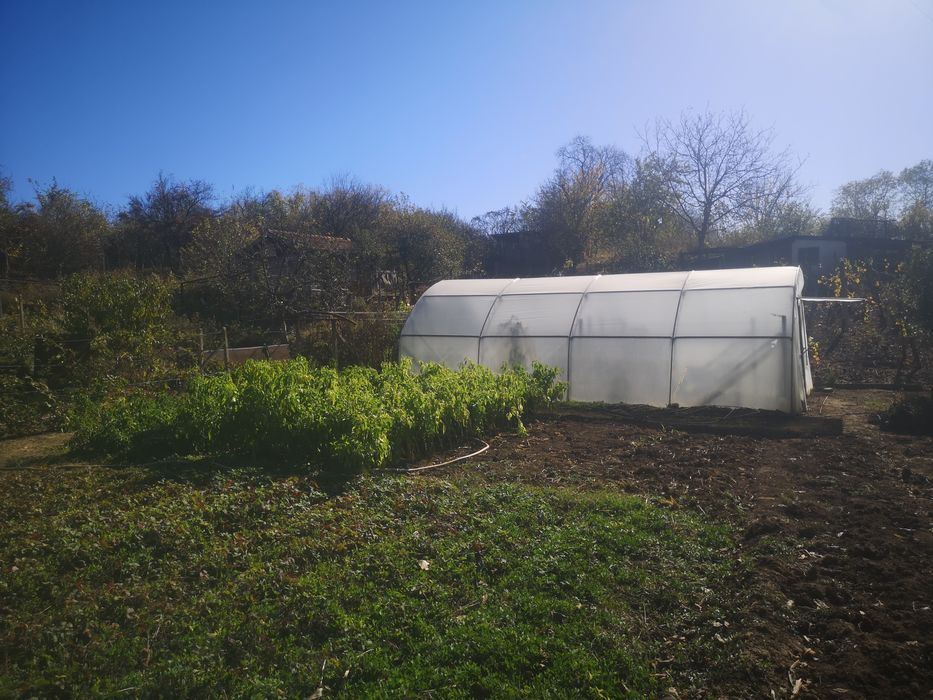 Продавам къща в Гр. Лом местност Садовете с двор 1500 кв