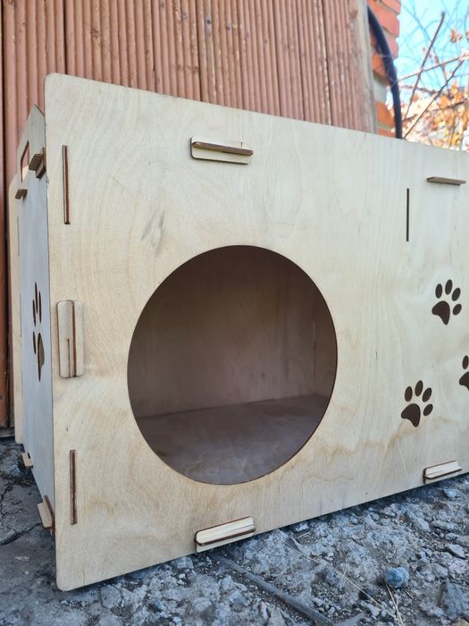 Деревянный домик для кошек , кошки