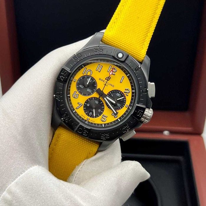 Breitling Avenger B01 Chronograph cu mecanism quartz
