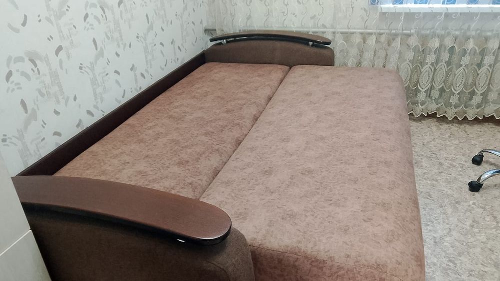 Диван б/у всё целое, чистый.