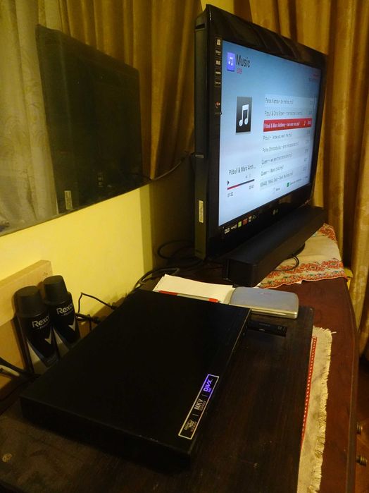 Blu-Ray Player LG BP325, с работещо USB, моля прочети описанието.