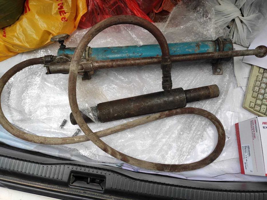 Гидроцилиндр с насосом