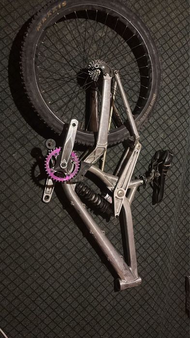 Se vand piese bicicleta Downhill, ce se vede in poze