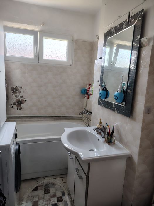 Vand apartament cu 2 camere , zonă excelentă!
