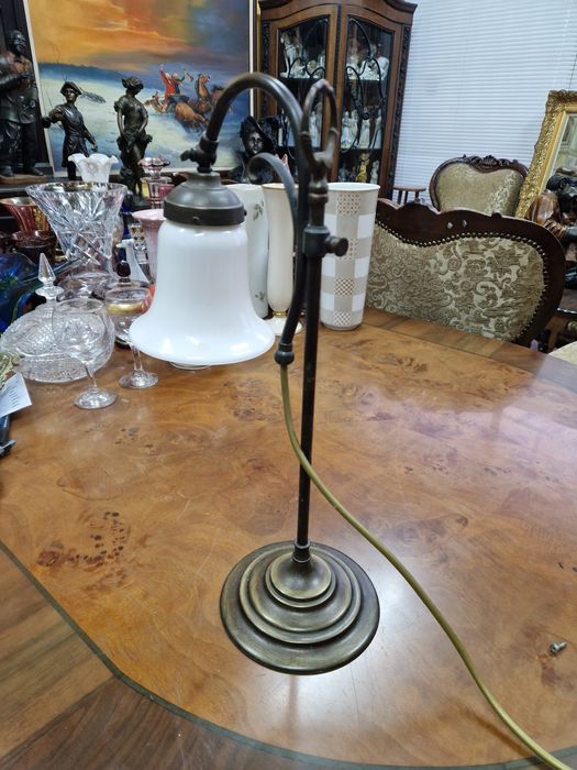 Прекрасна антикварна немска бронзова настолна лампа