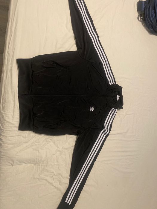 Черен суичър на Адидас с ленти без качулка