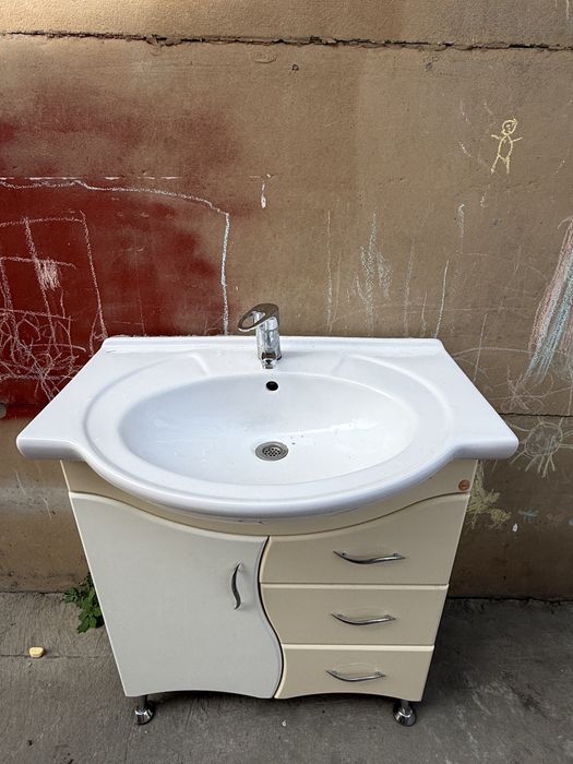 Продам раковину с тумбой