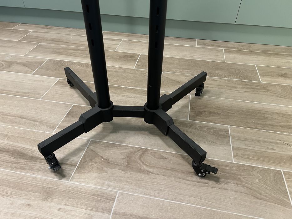 Suport TV reglabil pe roți