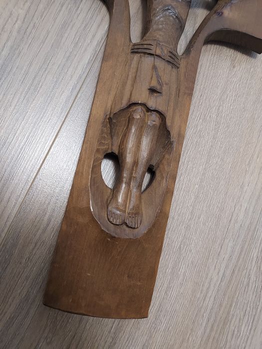 Crucifix din lemn sculptat manual