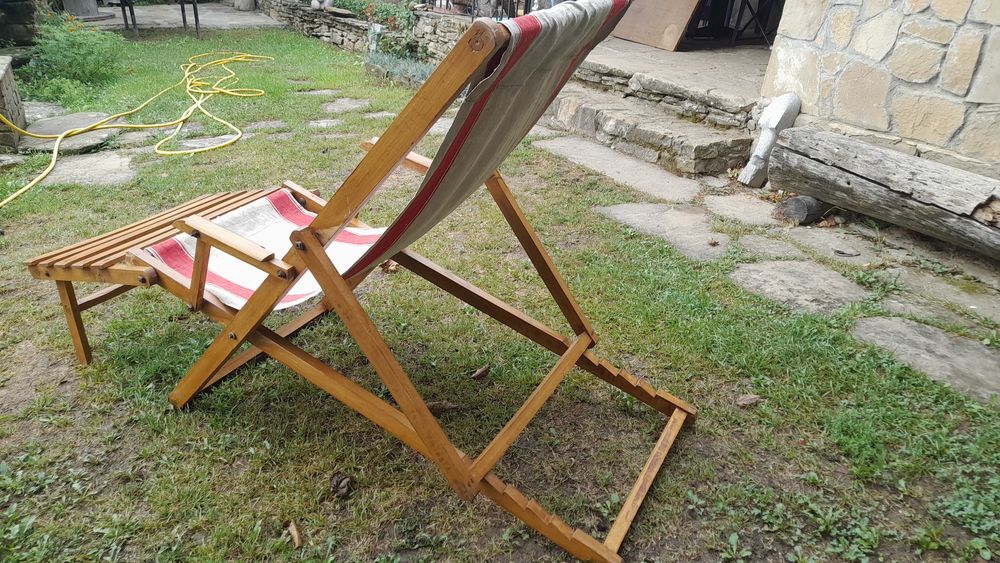 Дървен сгъваем шезлонг с ленен плат.