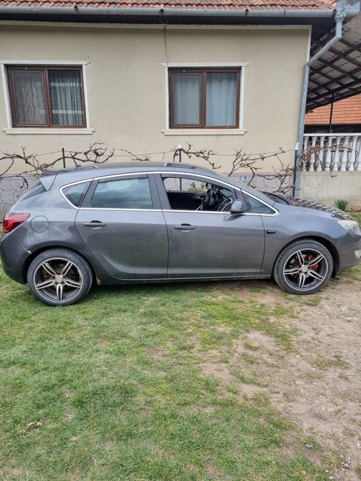 Vând Opel asta j 1.7 cdti 2010