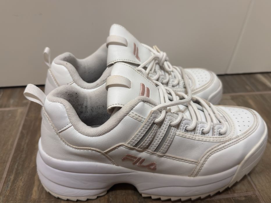 бели маратонки Fila