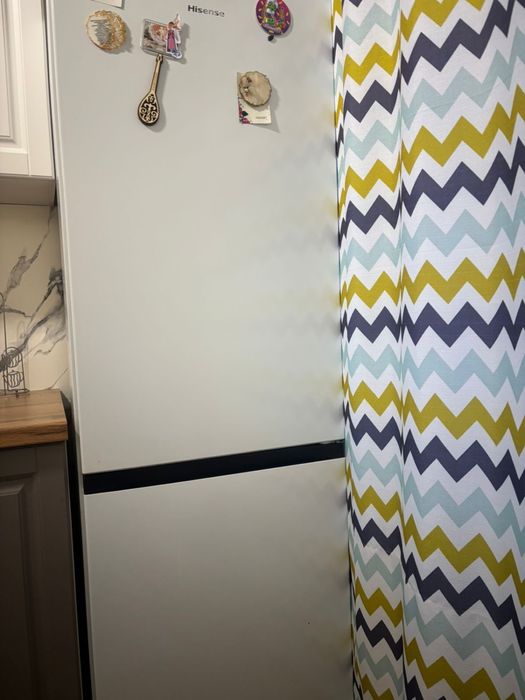 Холодилник марка Hisense в зорошом состояний рост 2м