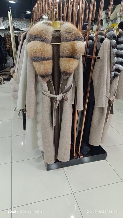 Кашмирено палто с естествен косъм