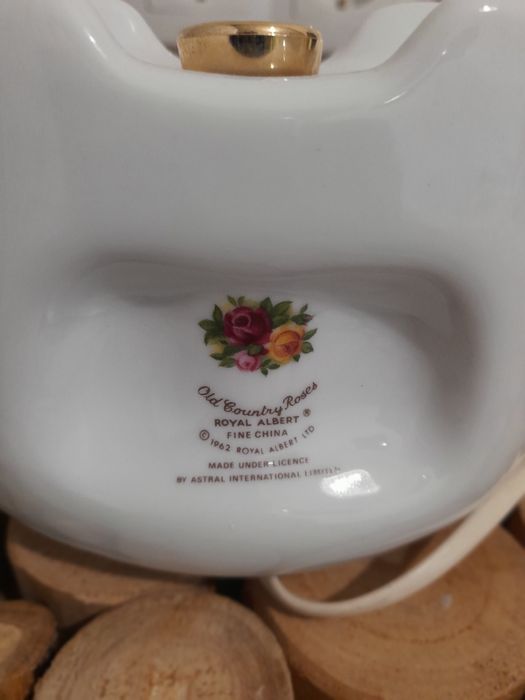 Порцеланов телефон на Royal Albert