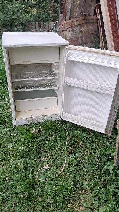 Vând frigider pentru detalii la numărul de telefon