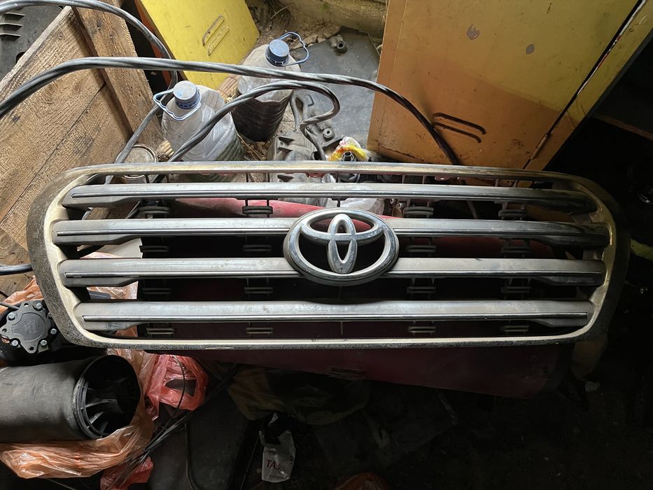 Продам решетку радиатора Toyota Land Cruzer