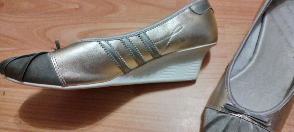 Дамски обувки с малка платформа