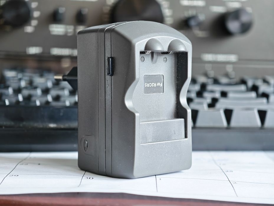Încărcător acumulatori R2CR5 / 2CR5 Li-ion (World-Wide / compact, ideal pentru călătorii)