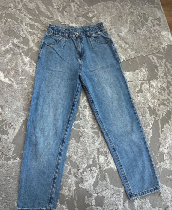 Blugi boyfriend cu detaliu la nasture